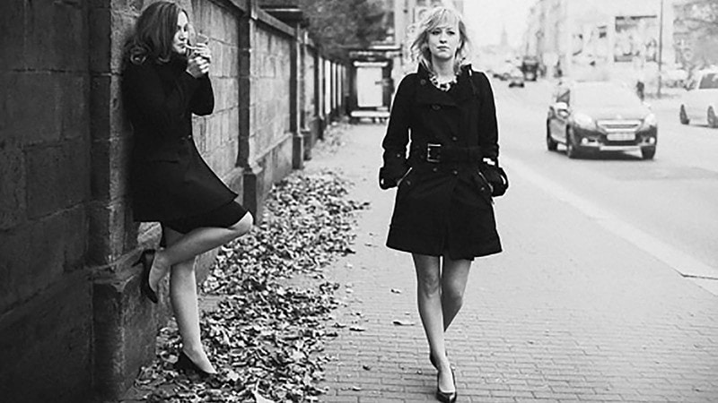 Ein schwarz weiß Foto eines Lifestyle Fotoshootings von zwei Frauen.