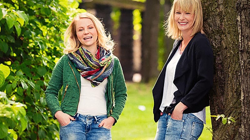 Zwei Frauen werden in der Natur bei einem Lifestyle Fotoshooting fotografiert.