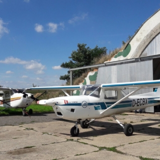 Zwei Cessnas stehen am Hanger.