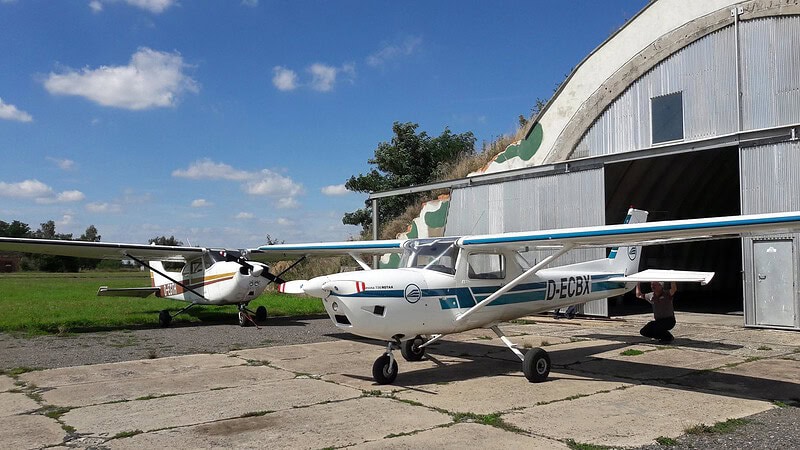 Zwei Cessnas stehen am Hanger.