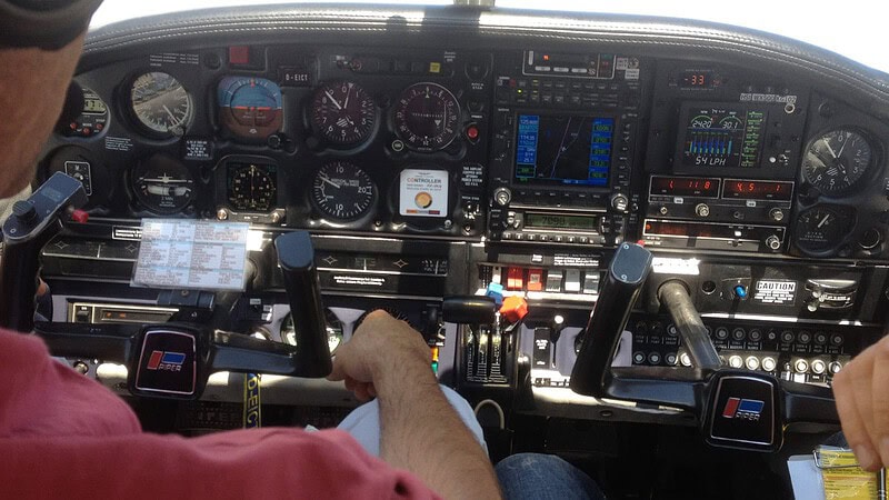 Ein Cockpit einer Piper Maschine.