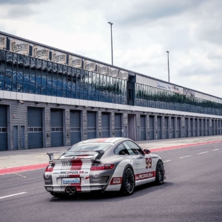 Porsche 911 auf einer Rennstrecke, Heckansicht.