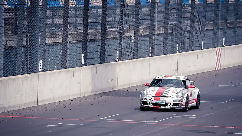 Porsche 911 auf einer Rennstrecke, Frontalansicht.