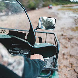 Quad-Offroad-Moeckmuehl.jpg Eine Person fährt auf einem Quad auf einer Offroad Strecke. - Quad Offroad Tour bei Möckmühl