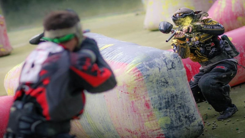 Zwei Paintball Shooter im Kampf bei der Quad-Tour mit Paintball.