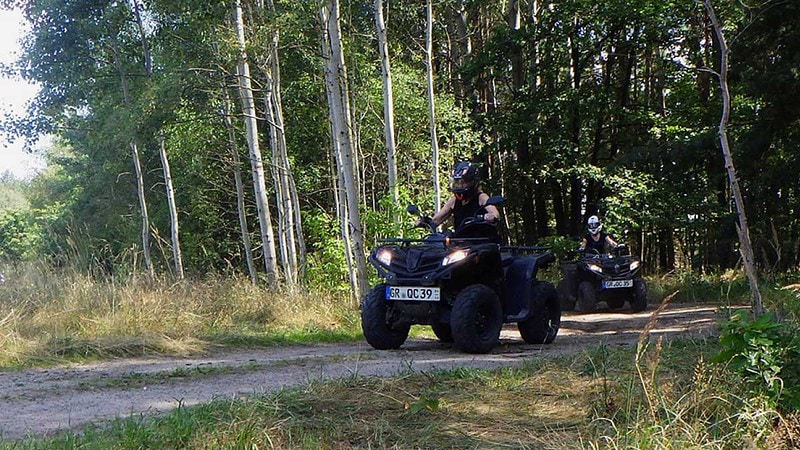 Zwei Quad Fahrer sind mit ihren Quads auf einem Feldweg in der Oberlausitz unterwegs.