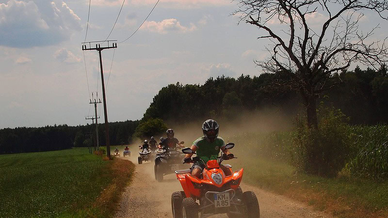 Eine geführte Quad Tour über eine Seitenstraße.