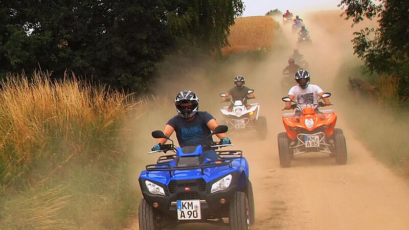 Geführte Quad Tour in Dresden über einen Feldweg.