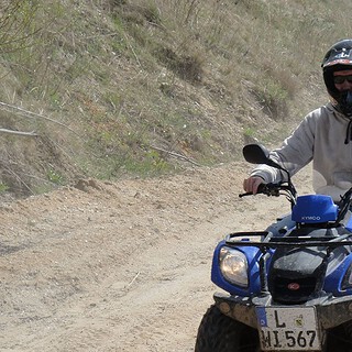 Quad-Tour-in-Leipzig.jpg Mann fährt bei Quadtour einen Sandweg entlang