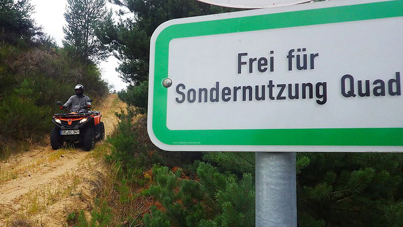 Ein Schild, das die Sondernutzung für Quads erlaubt. Quad Tour in der Oberlausitz.