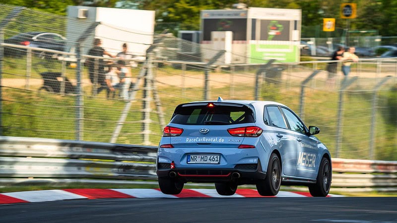 Ein Hyundai Sportwagen fährt über die Rennstrecke.