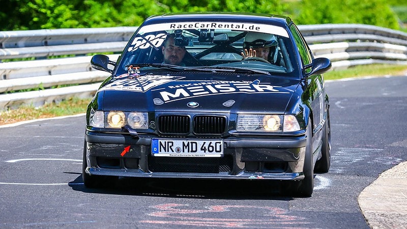 Ein BMW als racecar auf einer Rennstrecke.