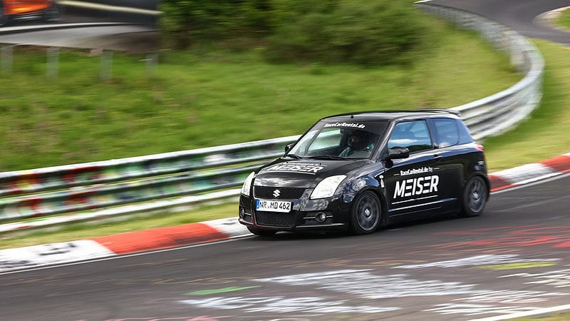 Rennwagen auf der Nordschleife des Nürburgrings selber fahren, sportliches Fahrerlebnis, Hochgeschwindigkeit.
