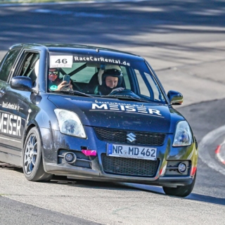 Rennwagen-selber-fahren-Racecar5.jpg In einem kleinen Racecar fahren zwei Personen in eine Kurve auf einer Rennstrecke.