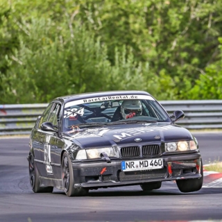 Rennwagen-selber-fahren-Racecar6.jpg Ein BMW Rennwagen auf der Rennstrecke bei einem Adrenalin Erlebnis.