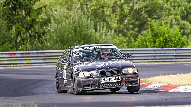 Ein BMW Rennwagen auf der Rennstrecke bei einem Adrenalin Erlebnis.