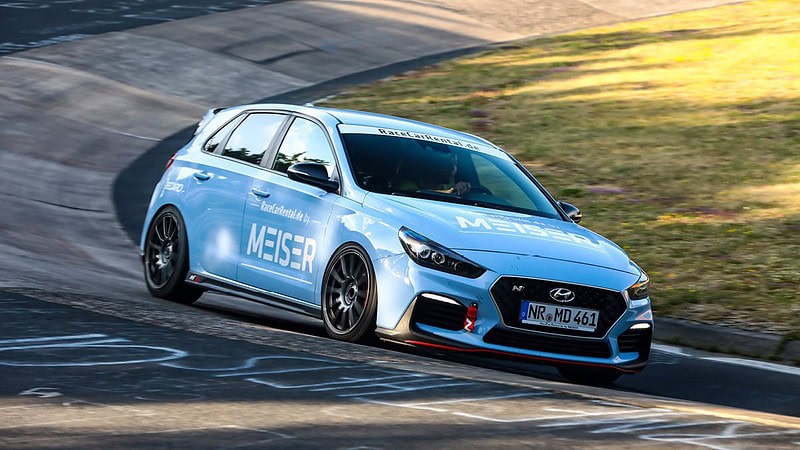 Ein blauer Hyundai Rennwagen in einer Kurve auf einer Rennstrecke.