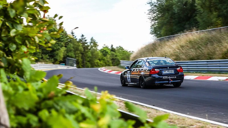 Einen BMW Rennwagen selber fahren auf einer echten Rennstrecke.
