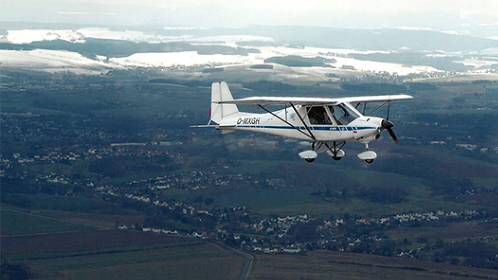 Flugzeug fliegt über Erzgebirge, Rundflug über das Erzgebirge