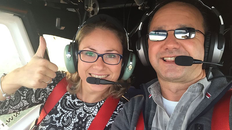Ein Mann und eine Frau machen ein Selfie in dem Ultraleichtflugzeug.