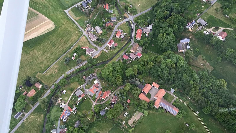 Beim Rundflug über die Oberlausitz überfliegt man auch kleine Dörfer.