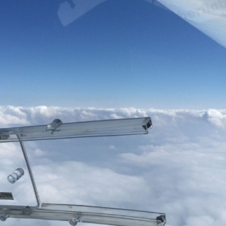 Blick aus dem Flugzeug, beim Rundflug über die Oberlausitz. Das Flugzeug fliegt über den Wolken.