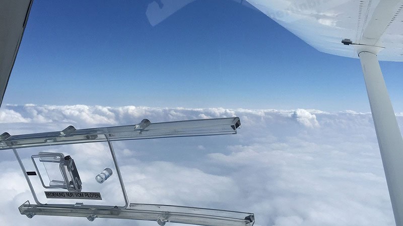 Blick aus dem Flugzeug, beim Rundflug über die Oberlausitz. Das Flugzeug fliegt über den Wolken.