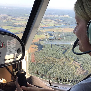 Eine Frau steuert beim Rundflug über die Oberlausitz das Flugzeug.