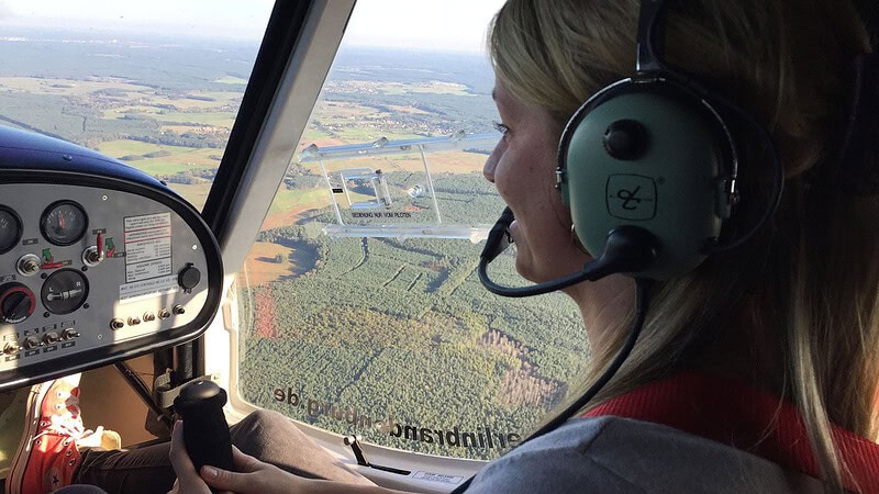 Eine Frau steuert beim Rundflug über die Oberlausitz das Flugzeug.