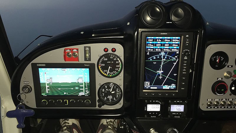 Zu sehen ist das Cockpit im inneren eines Kleinflugzeugs.