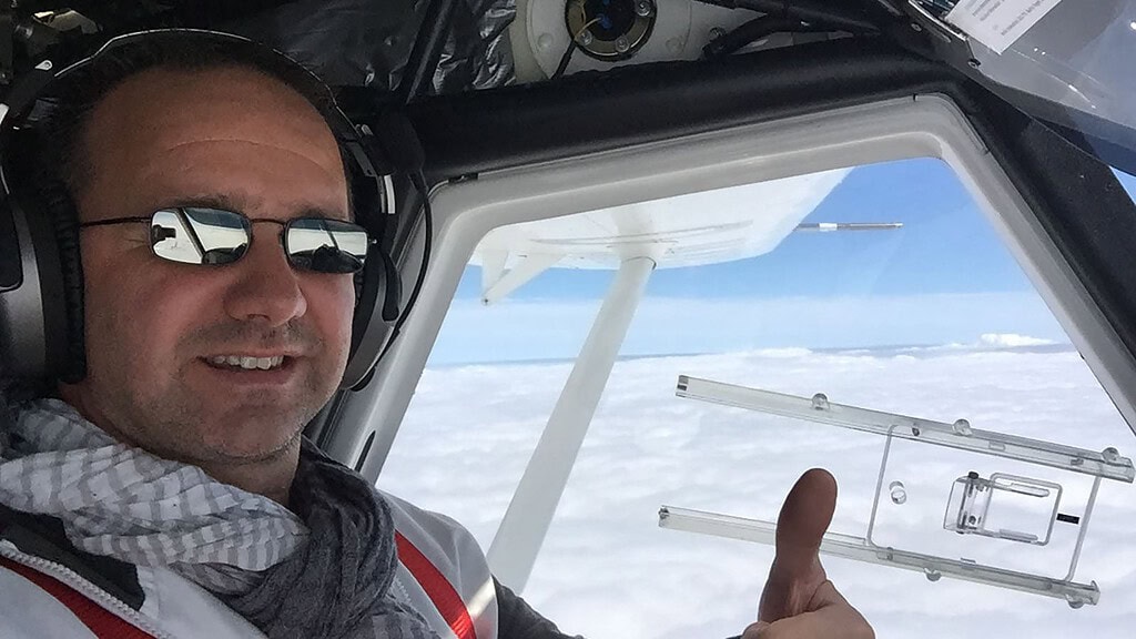 Ein Mann zeigt mit seinem linken Daumen beim Rundflug über die Oberlausitz, dass ihm der Flug gefällt.