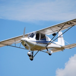 Ultraleichtflugzeug im Himmel beim Schnupperkurs Flugzeug selber fliegen