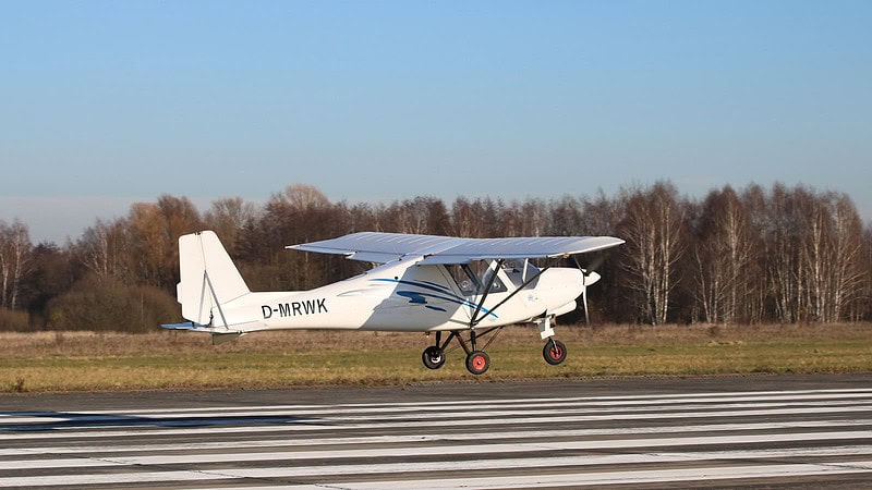 Ultraleichtflugzeug beim Landen beim Schnupperkurs Flugzeug selber fliegen
