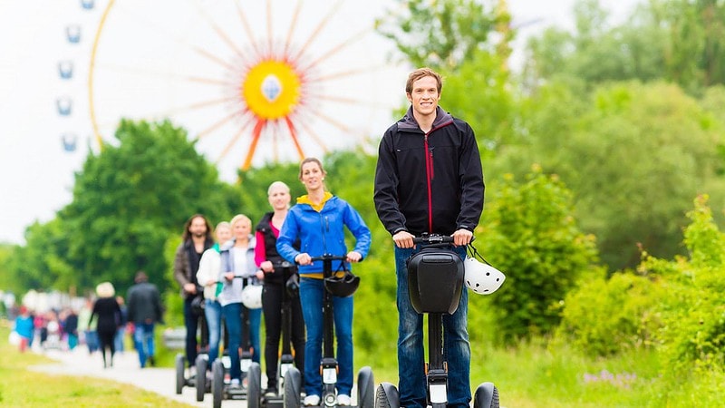 hintereinander Segway fahrende Menschen
