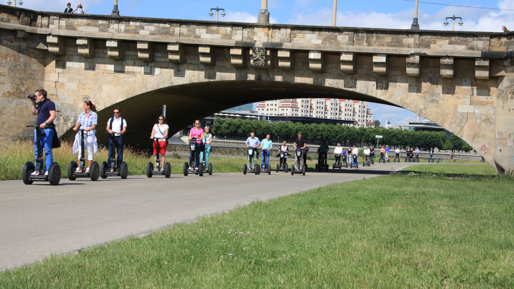 Viele Personen mit Segway fahren in der Reihe auf dem Elberadweg - Grillboot Tour mit Segway in Dresden