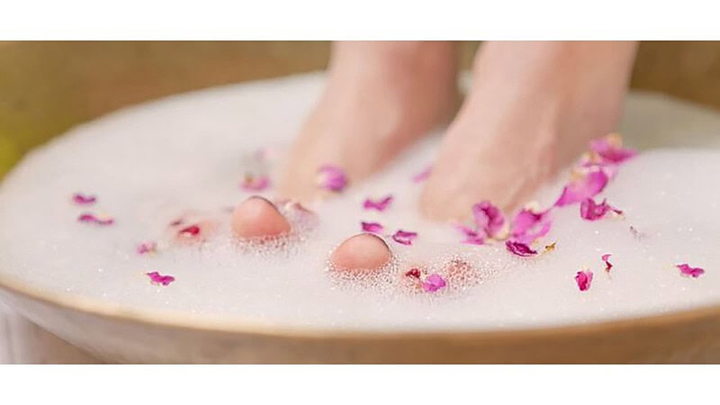 Entspannendes Milchbad mit Rosenblüten für Wellness und Erholung. - Spa in Dresden.