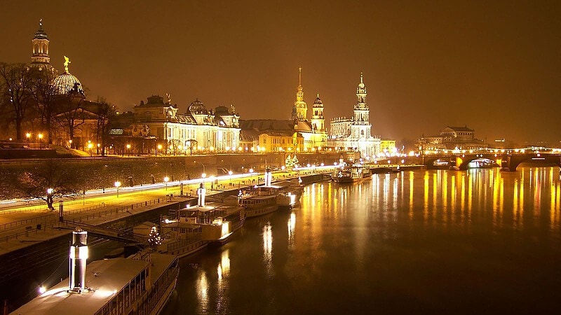 Blick aufs Terrassenufer bei Nacht, Speedboot Tour für zwei - Dresden bei Nacht