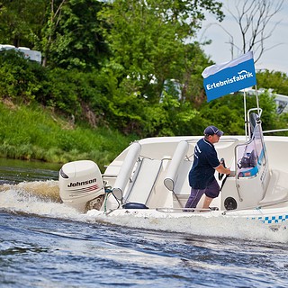 Speedboot auf der Elbe in Dresden mit Erlebnisfabrik Logo