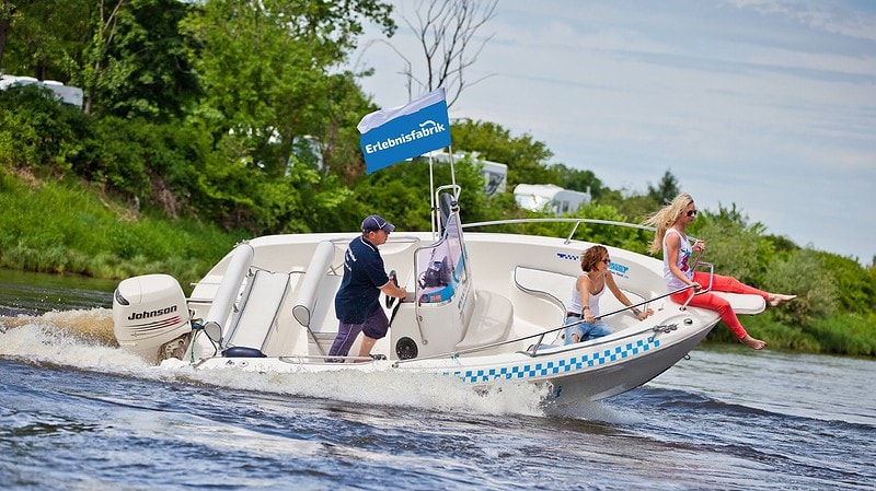 Speedboot auf der Elbe in Dresden mit Erlebnisfabrik Logo