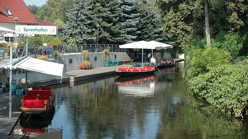 Anlegesteg am Spreehafen für die Kahnfahrt mit Mondschein im Spreewald.