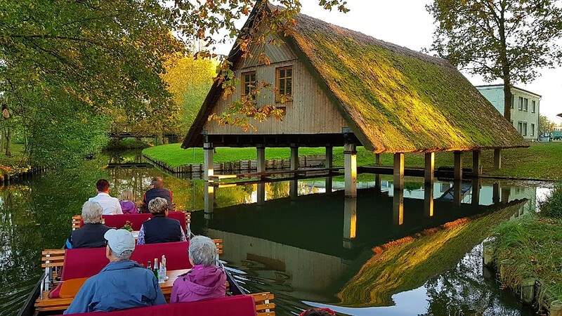 Mehrere Menschen im Boot auf einer Kahnfahrt im Spreewald.