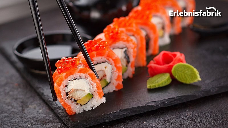Sushi angerichtet auf einem Schieferstein.