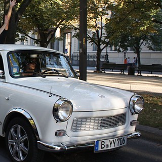 Trabi-XXL-Berlin5.jpg Trabi XXL in weiß mit JGA in Berlin