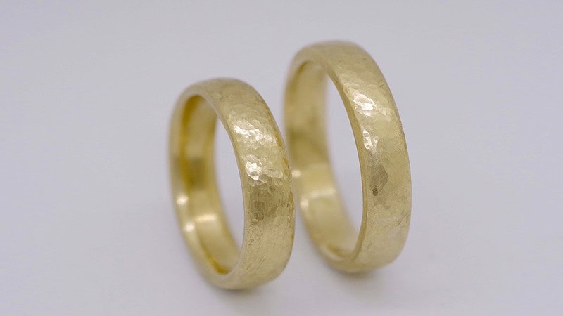 Goldene Trauringe.