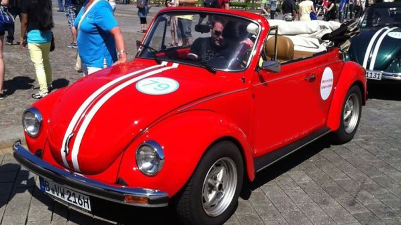 Ein roter VW Käfer Cabrio mit der Nummer 79 auf der Motorhaube parkt in Berlin