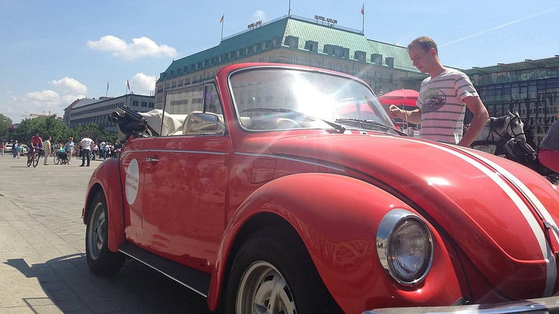 VW Käfer Cabrio steht vor dem Hotel Adlon in Berlin.