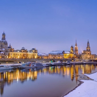 Dresdner Altstadt bei Nacht mit beleuchteten Gebäuden und winterlicher Atmosphäre.