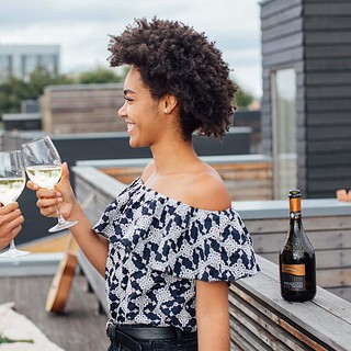 Ein Paar feiert und trinkt Weißwein zusammen