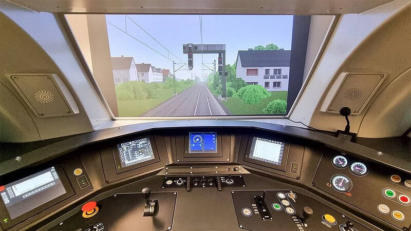 Blick aus einem Cockpit im Zugsimulator.