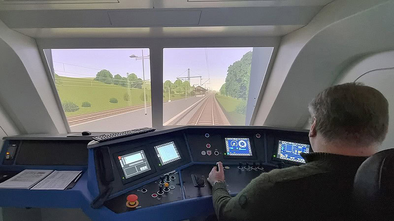 Ein Mann bedient den Führerstand der Siemens Vectron Bahn